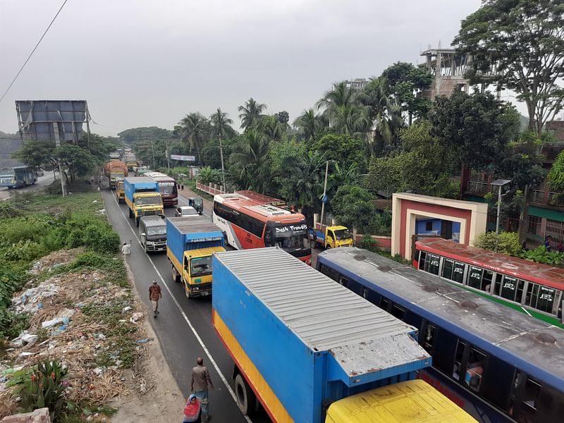 ঢাকা-চট্টগ্রাম মহাসড়কের কুমিল্লার দাউদকান্দির গৌরীপুর এলাকায় আজ বুধবার ভোর থেকে তীব্র যানজট চলছে