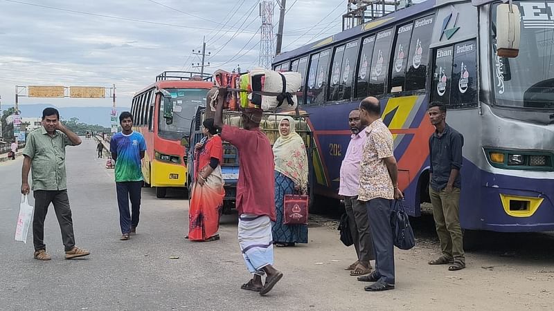 সুনামগঞ্জ-সিলেট সড়কে পরিবহন ধর্মঘটের কারণে ভোগান্তিতে পড়েছেন যাত্রীরা। আজ সকালে জেলা বাস টার্মিনাল থেকে তোলা