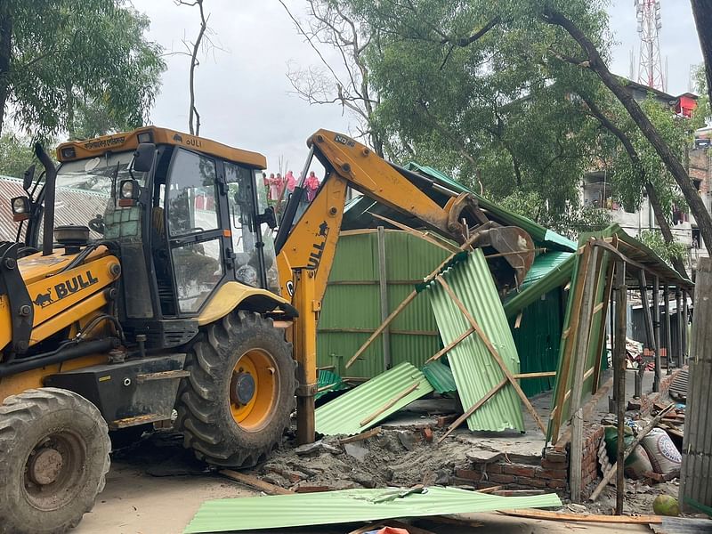 অবৈধ স্থাপনা গুঁড়িয়ে দিয়ে বন বিভাগের জমি উদ্ধার করা হয়। আজ বুধবার দুপুরে গাজীপুরের কালিয়াকৈর উপজেলার পূর্ব চন্দ্রা পাশা গেট এলাকায়