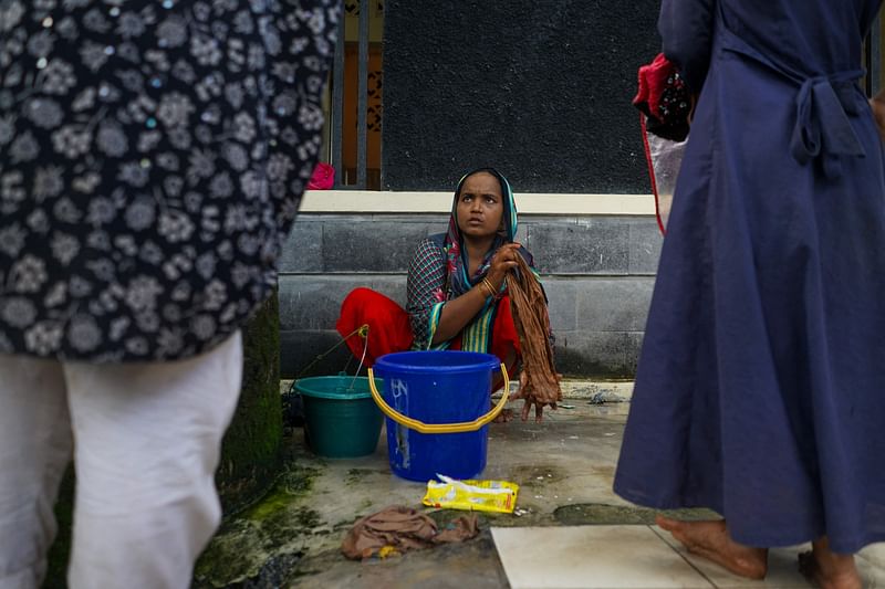 সাময়িক আশ্রয়কেন্দ্রে কাপড় পরিষ্কার করছেন এক রোহিঙ্গা নারী। উত্তর সুমাত্রা প্রদেশের পান্তাই লাবু শহরে, ২৪ অক্টোবর ২০২৪