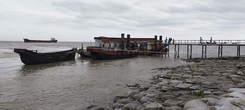 নোয়াখালীর হাতিয়ার নলচিরা ঘাট। আজ দুপুরে তোলা