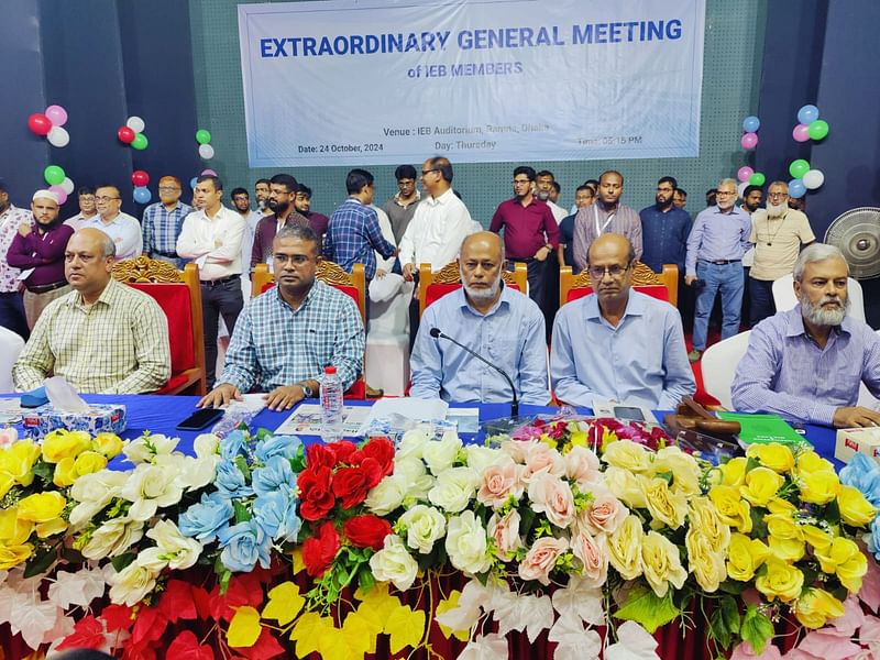 আইইবির নতুন সভাপতি রিয়াজুল  ইসলাম (বাঁ থেকে দ্বিতীয়) ও সাধারণ সম্পাদক সাব্বির মোস্তফা খান (বাঁ থেকে তৃতীয়)