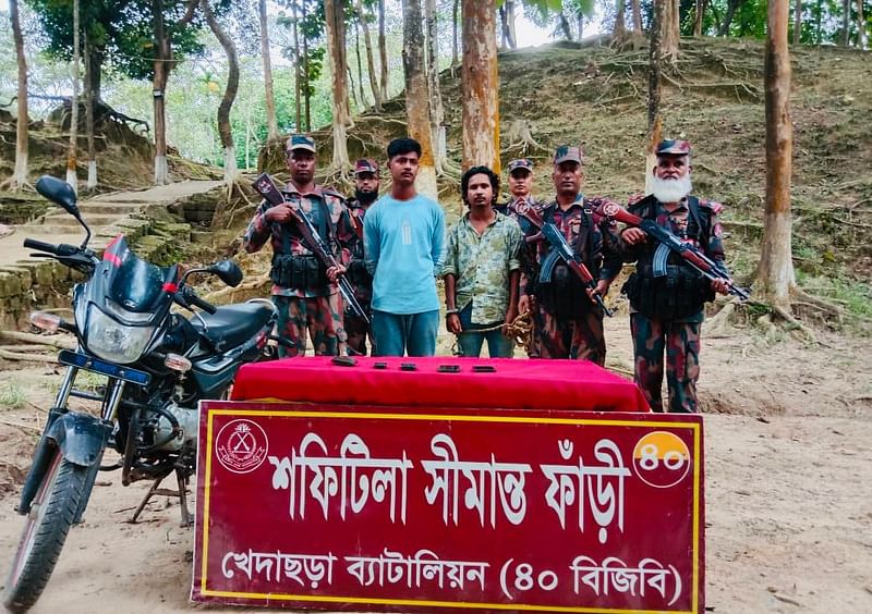 খাগড়াছড়ির মাটিরাঙ্গা সীমান্তে বিজিবির হাতে আটক ভারতীয় নাগরিক ও স্থানীয় তরুণ