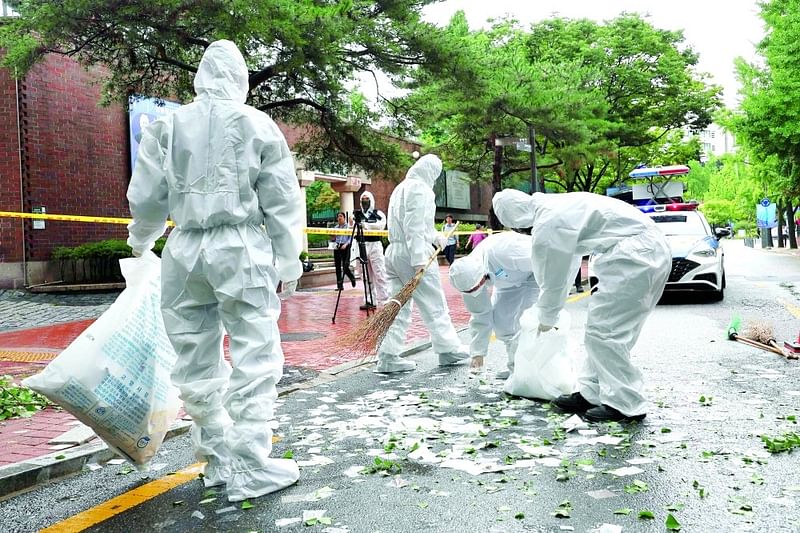 উত্তর কোরিয়ার পাঠানো বেলুনে থাকা বর্জ্য পরিষ্কার করছেন দক্ষিণ কোরিয়ার কর্মীরা