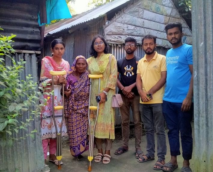 ডান পা হারানো আজিলা বেগমকে ক্রাচ উপহার দেওয়া হয়েছে। আজ বৃহস্পতিবার সকালে গাইবান্ধা সদর উপজেলার বল্লমঝাড় ইউনিয়নের বাহাদুরপুর গ্রামে