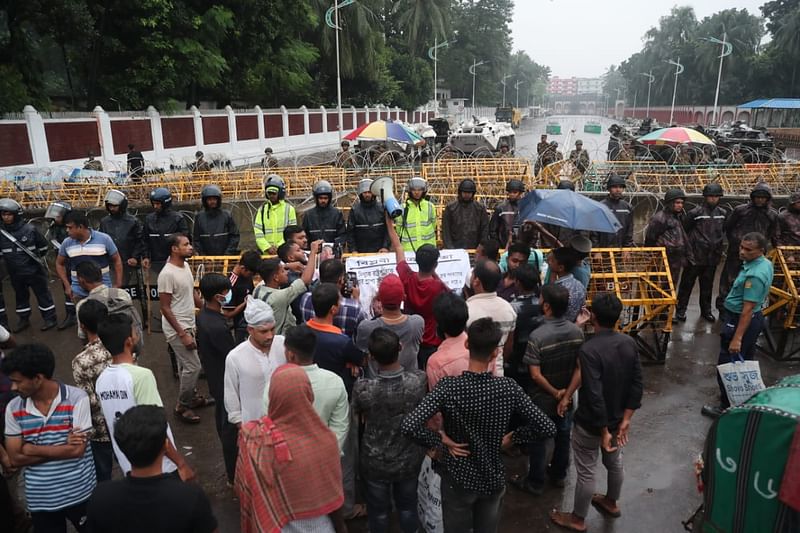 ১৫ থেকে ২০ জন ব্যক্তি আজ বিকেলে রাষ্ট্রপতি মো. সাহাবুদ্দিনের পদত্যাগের দাবিতে বঙ্গভবনের সামনে বিক্ষোভ করেন