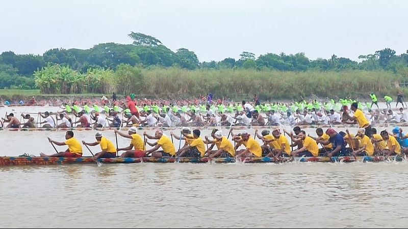 নবগঙ্গা নদীর বুকে ছুটে চলছে বাইচের নৌকা। বৃহস্পতিবার বিকেলে নড়াইলের কালিয়া উপজেলার বড়দিয়ায়