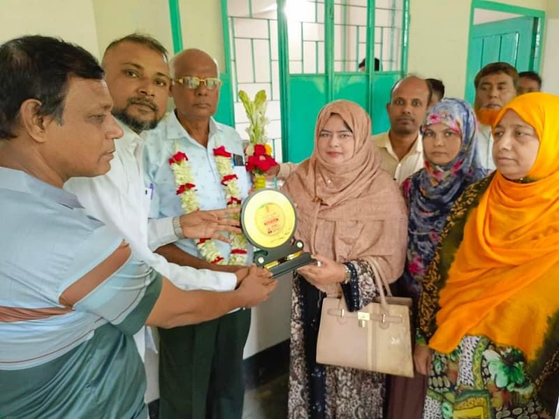 ঝিনাইদহের বেজপাড়া মাধ্যমিক বিদ্যালয়ের শিক্ষক গৌর চন্দ্র ঘোষের বিদায় উপলক্ষে তাঁকে সম্মাননা স্মারক তুলে দেওয়া হয়