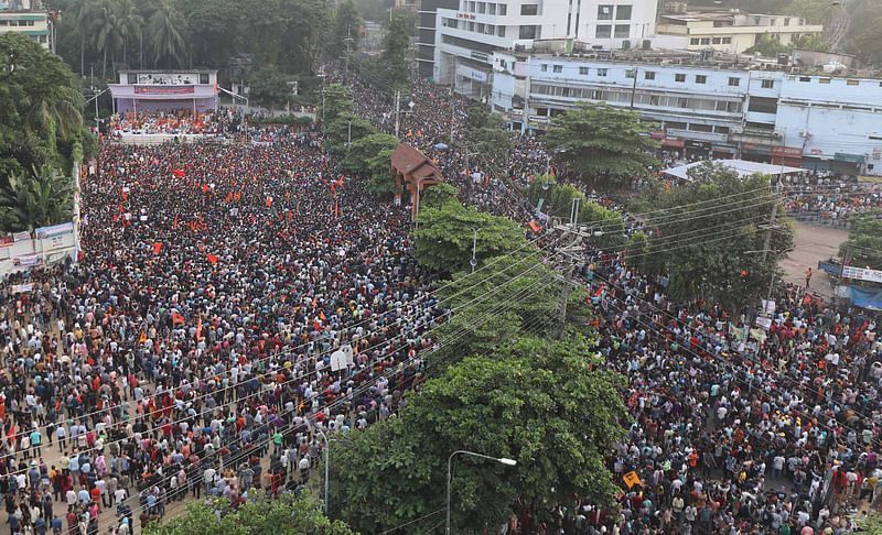 আট দফা দাবিতে চট্টগ্রামের লালদীঘি মাঠে সনাতন ধর্মাবলম্বীদের সংগঠন বাংলাদেশ সনাতন জাগরণ মঞ্চের গণসমাবেশ। আজ বিকেলে