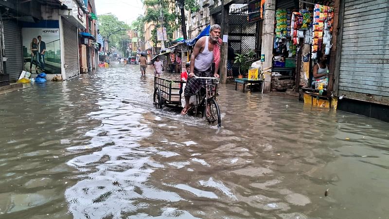 ঘূর্ণিঝড় দানার প্রভাবে টানা বৃষ্টিতে পানিতে তলিয়ে গেছে কলকাতার হেদুয়ার সড়ক। ২৫ অক্টোবর ২০২৪