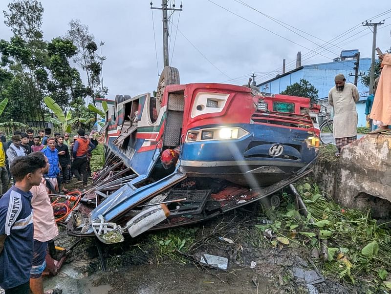 দুর্ঘটনাকবলিত বাস। আজ ভোরে দিনাজপুরের ফুলবাড়ী উপজেলার ভিমলপুর এলাকায়