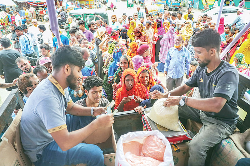 দ্রব্যমূল্যের লাগামহীন ঊর্ধ্বগতির কারণে বিপাকে পড়েছেন নিম্ন ও মধ্য আয়ের মানুষ। টিসিবির ভ্রাম্যমাণ ট্রাক থেকে ন্যায্যমূল্যে পণ্য কিনতে ভিড় করছেন অনেকে। গতকাল দুপুরে তেজগাঁও শিল্প এলাকার দক্ষিণ বেগুনবাড়িতে