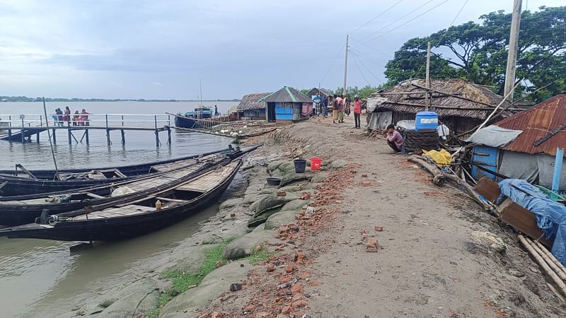 ঘূর্ণিঝড় দানার প্রভাব কেটে যাওয়ার পর ভাটার টানে নেমে গেছে নদের পানি। আজ শুক্রবার সকালে খুলনার কয়রা উপজেলার মদিনাবাদ এলাকার কপোতাক্ষ নদের পাড়ে