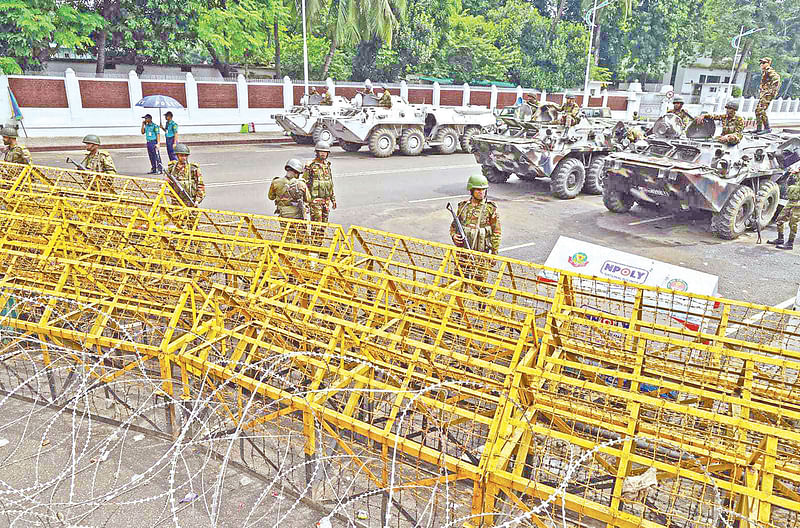 বঙ্গভবনের সামনে বিক্ষোভ ঠেকাতে নিরাপত্তাব্যবস্থা জোরদারের পাশাপাশি আইনশৃঙ্খলা রক্ষাকারী বাহিনীর সতর্ক অবস্থান