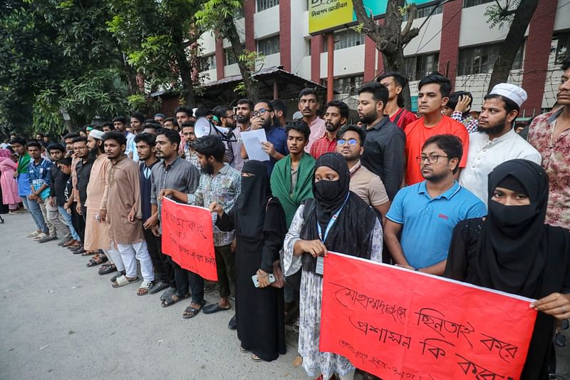 সন্ত্রাস ও চাঁদাবাজির প্রতিবাদে মোহাম্মদপুর থানার সামনে বিক্ষোভ করেন এলাকাবাসী। ঢাকা, ২৬ অক্টোবর