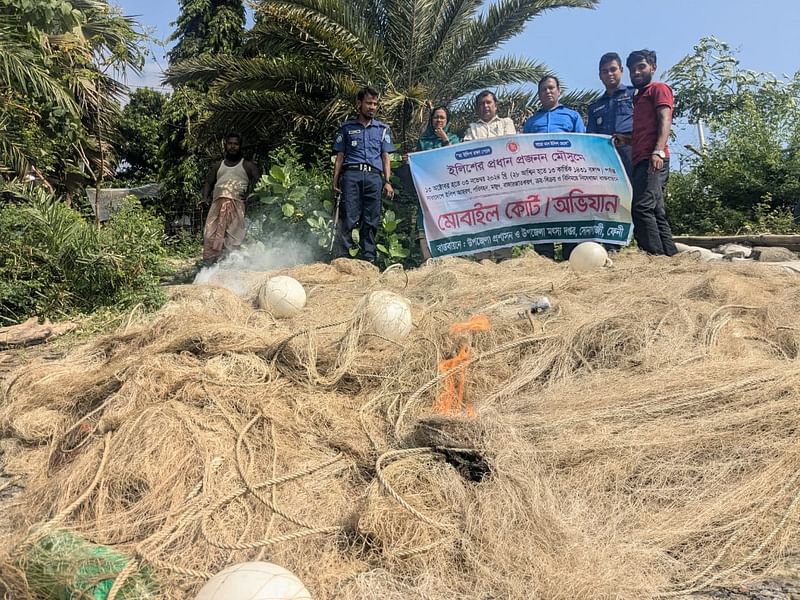 সোনাগাজীতে ভ্রাম্যমাণ আদালতের অভিযানে জব্দ করা জাল। আজ সকালে তোলা