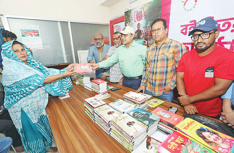 বিভিন্ন পাঠাগারের প্রতিনিধিদের হাতে বই তুলে দেন অতিথিরা। গত বৃহস্পতিবার, বগুড়ার জলেশ্বরীতলায় প্রথম আলো কার্যালয়ে