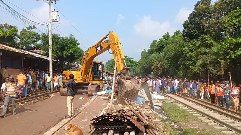 কালিয়াকৈরে রেলওয়ের অবৈধ স্থাপনা উচ্ছেদ অভিযান চালিয়েছে কর্তৃপক্ষ