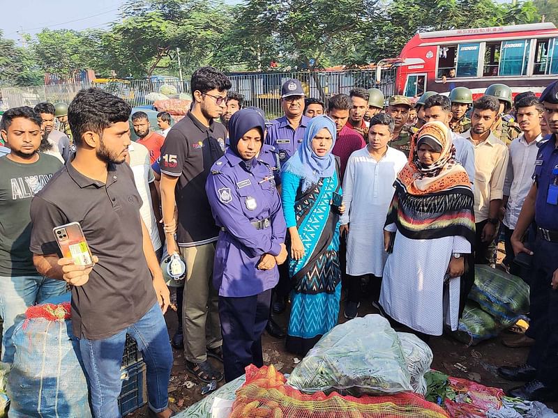 শাকসবজির পাইকারি বাজারে অভিযান চালায় দ্রব্যমূল্য নিয়ন্ত্রণে গঠিত বিশেষ টাস্কফোর্স। আজ রোববার সকালে কুমিল্লার বুড়িচং উপজেলার নিমসার বাজারে