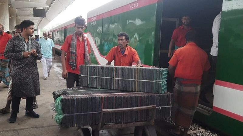 রাজশাহী থেকে গতকাল শনিবার কৃষিপণ্যের স্পেশাল ট্রেন ডিমের ফাঁকা খাঁচি নিয়ে যাত্রা করে