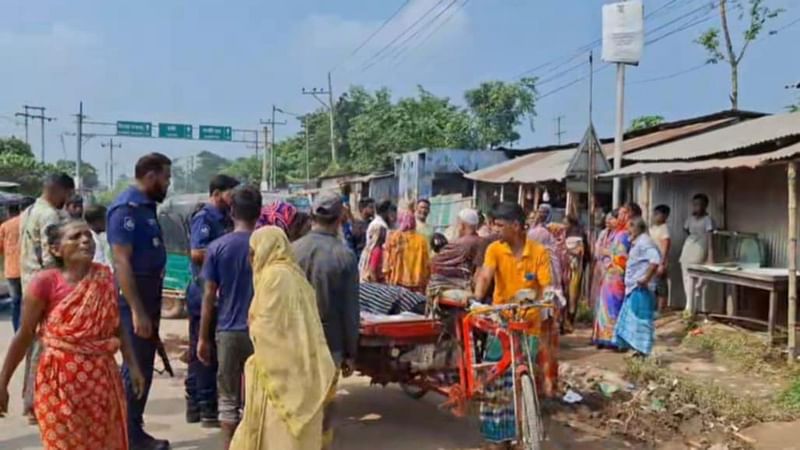 নরসিংদীর পলাশ উপজেলার ঘোড়াশালে দুর্ঘটনায় এক বৃদ্ধা মারা গেছেন। আজ রোববার সকালে