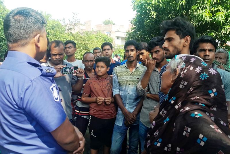 কুষ্টিয়ায় গণপিটুনিতে একজনের মৃত্যু হয়েছে। পুলিশের সঙ্গে কথা বলছেন এলাকাবাসীসহ নিহতের স্বজনেরা