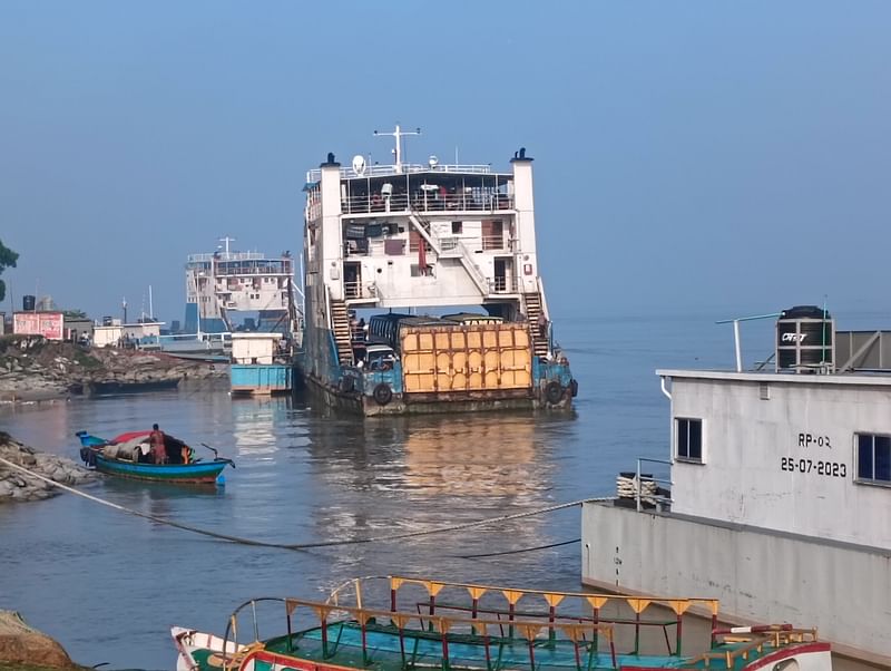 ঘন কুয়াশার কারণে নৌযান চলাচল ব্যাহত হয়। আজ রোববার সকালে রাজবাড়ীর দৌলতদিয়া ফেরিঘাটে