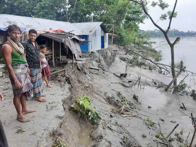 ফেনীর সোনাগাজীতে ছোট ফেনী নদীর ভাঙনে ঘরবাড়ি হারিয়ে নিঃস্ব হচ্ছে শত শত পরিবার। গত বুধবার বিকেলে উপজেলার আউরারখিল দাসপাড়া এলাকায়