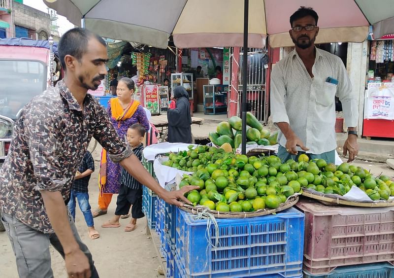 ক্রেতা কম বলে ৩০ টাকা কেজি দামে মাল্টা বিক্রি করছেন জয়নাল আবেদীন নামে এক বিক্রেতা। পর্যটক না আসায় বিক্রি হচ্ছে না তাঁর মাল্টা। ছবিটি খাগড়াছড়ি বাজার থেকে শুক্রবার সকালে তোলা