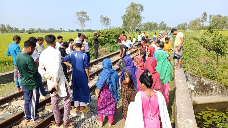 ট্রেনে কাটা পড়ে স্কুলছাত্রের মৃত্যুর খবরে ভিড় করেছেন আশপাশের বাসিন্দারা। আজ রোববার দুপুরে পঞ্চগড় সদর উপজেলার মাগুড়া ইউনিয়নের সেনপাড়া এলাকায়