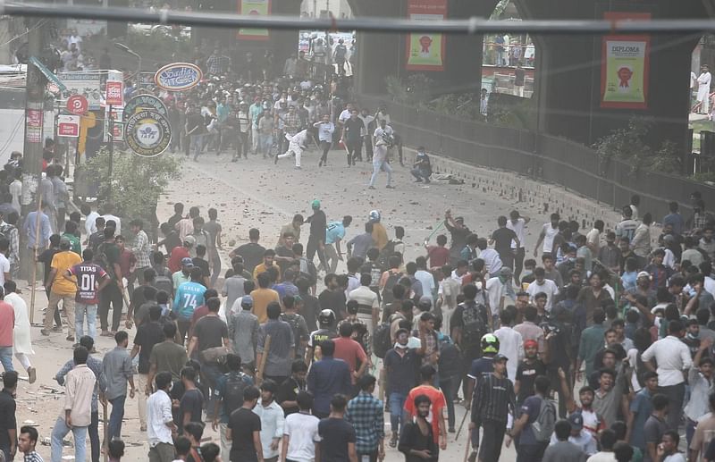 ১৬ জুলাই চট্টগ্রামের মুরাদপুরে বৈষম্যবিরোধী ছাত্র–জনতার সমাবেশে হামলা করে পুলিশ, আওয়ামী লীগ ও ছাত্রলীগের কর্মীরা। হামলায় অনেকের সঙ্গে গুরুতর আহত হন কক্সবাজারের মহেশখালীর নির্মাণ শ্রমিক সাইফুল ইসলাম