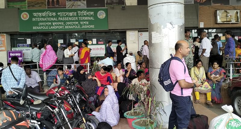 অমিত শাহর নিরাপত্তায় পেট্রাপোল ইমিগ্রেশনের অনুরোধে চার ঘণ্টা বন্ধ ছিল যাত্রী পারাপার। এতে ভোগান্তিতে পড়েন যাত্রীরা। রোববার সকালে বেনাপোল স্থলবন্দর ইমিগ্রেশনে