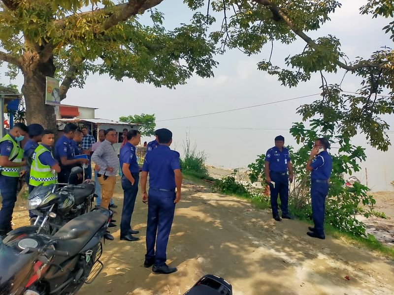 কুষ্টিয়ায় পদ্মা নদীতে হামলায় পুলিশের দুই কর্মকর্তা নিখোঁজ। আজ সোমবার সকালে পুলিশ সুপারসহ ঊর্ধ্বতন কর্মকর্তারা ঘটনাস্থলে যান