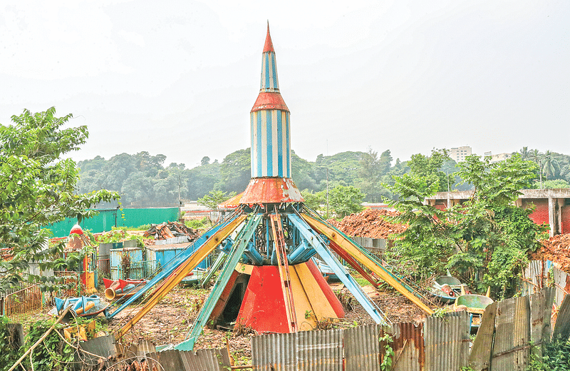 ছয় বছর ধরে সংস্কারের নামে ফেলে রাখা হয়েছে শিশুপার্কটি। কোলাহল হারিয়ে পার্কটি এখন সুনসান। গত রোববার শাহবাগ এলাকায়