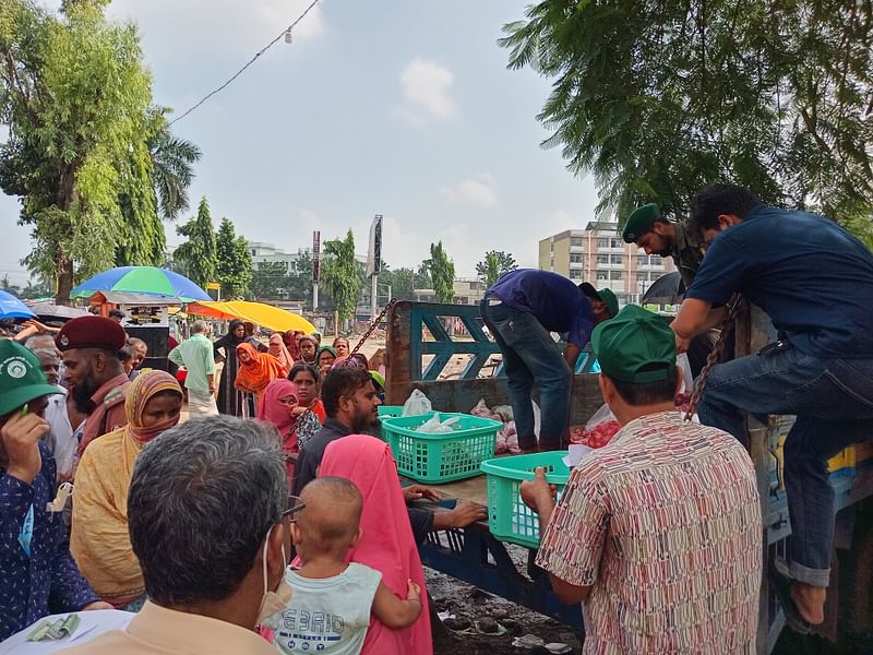 খুলনায় কৃষিপণ্য ওএমএস কার্যক্রম শুরু হয়েছে। নগরের পাঁচটি স্থানে ডিম, আলু, পেঁয়াজ ও দুই ধরনের সবজি বিক্রি করা হচ্ছে। ভর্তুকি মূল্যে এসব পণ্য পেয়ে খুশি ক্রেতারা