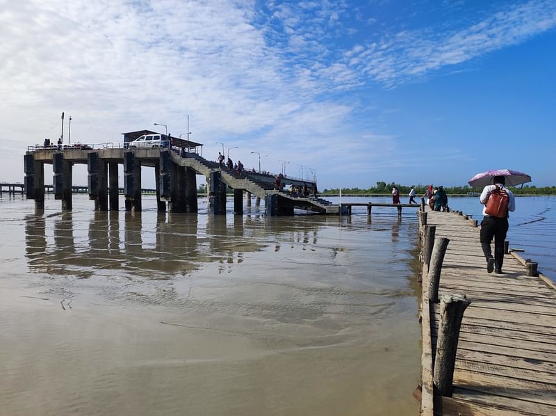 কুমিরা-গুপ্তছড়া ঘাটের সন্দ্বীপ প্রান্তের জেটি। গত ২২ অক্টোবর তোলা