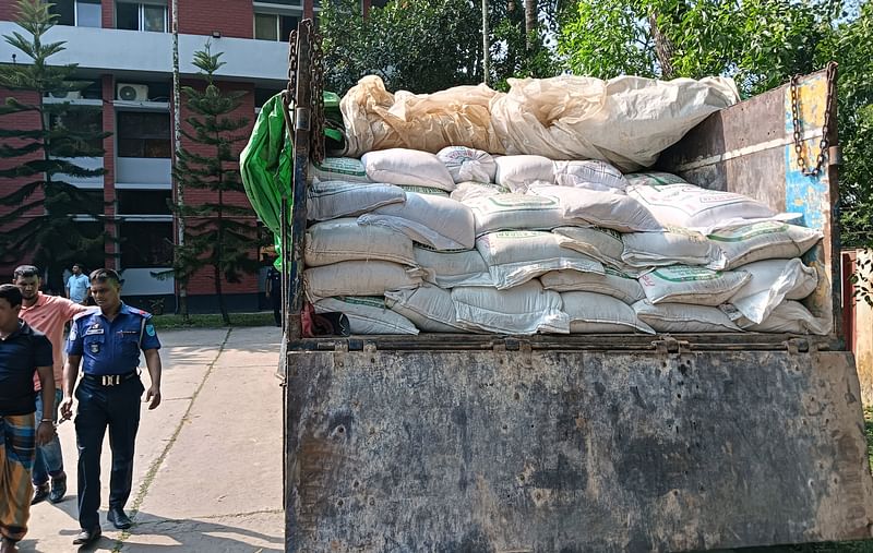 রাজবাড়ী থেকে ছিনতাই হওয়া চিনিভর্তি ট্রাক যশোর থেকে উদ্ধার করেছে রাজবাড়ী পুলিশ। আজ মঙ্গলবার দুপুরে পুলিশ সুপারের কার্যালয় চত্বরে