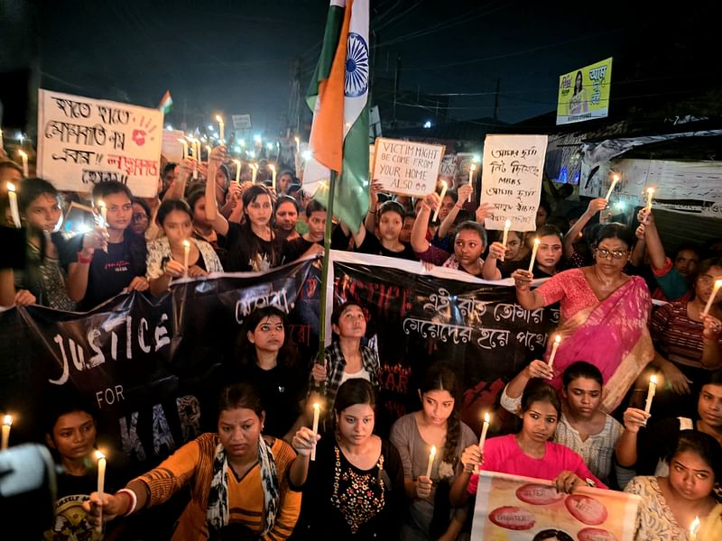 কলকাতার আর জি কর হাসপাতালে নারী চিকিৎসককে ধর্ষণ করে হত্যার প্রতিবাদে মিছিল