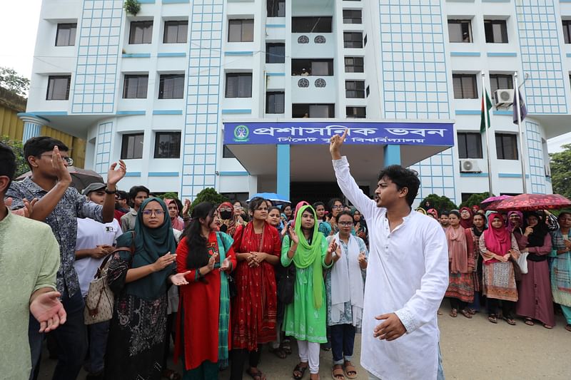 আট দফা দাবিতে আন্দোলন করেছে সিলেট কৃষি বিশ্ববিদ্যালয়ে শিক্ষার্থীরা। আজ মঙ্গলবার সকালে