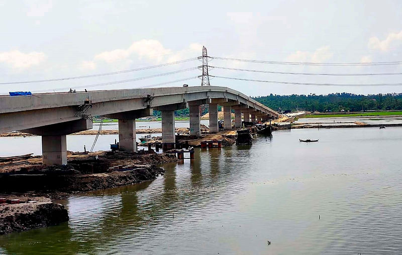 কক্সবাজারের মহেশখালীর মাতারবাড়ির কুহেলিয়া নদীর ওপর সেতু নির্মাণ করা হলেও বাঁধ এখনো সরানো হয়নি। বাঁধের কারণে পানি চলাচল বাঁধাগ্রস্ত হয়। সম্প্রতি তোলা