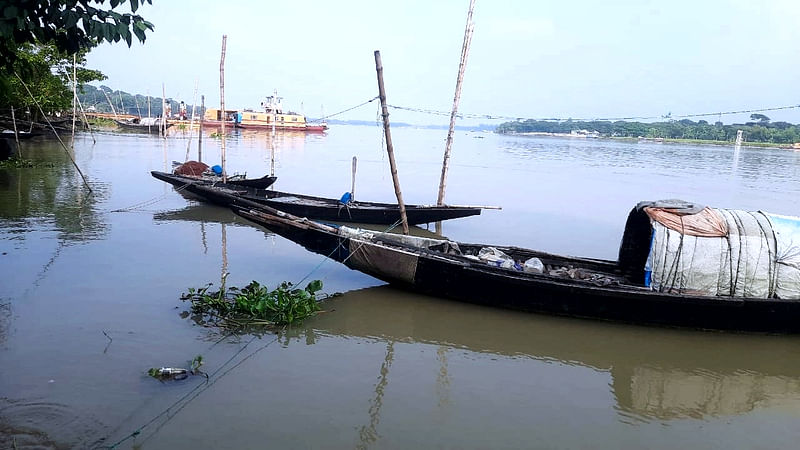 ঘাটে বাঁধা আছে মাছ ধরার নৌকা। কাজ না থাকায় অলস দিন কাটছে জেলেদের। সংসার চালাতেও হিমশিম খেতে হচ্ছে। নড়াইলের কালিয়া উপজেলার মহাজন এলাকায় নবগঙ্গা ও মধুমতী নদীর সংযোগস্থলে। গতকাল দুপুরে তোলা