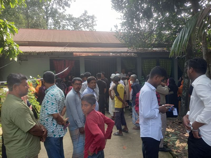 সুনামগঞ্জ পৌর শহরের হাসননগর এলাকায় ঘরের ভেতর থেকে মা ও ছেলের লাশ উদ্ধার করা হয়েছে। সকালে ওই বাড়িতে উৎসুক মানুষের ভিড়