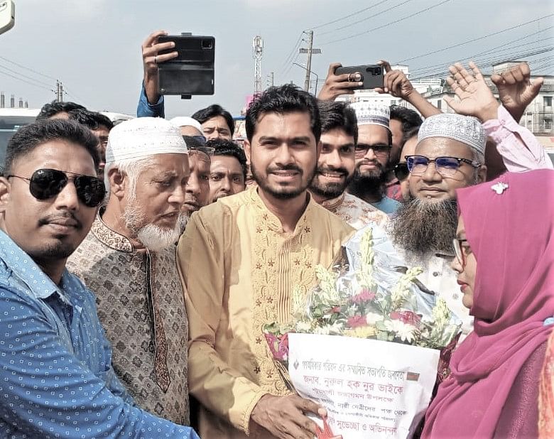 পটুয়াখালীর গলাটিপায় যাওয়ার পথে বরিশালে যাত্রাবিরতিকালে গণ অধিকার পরিষদের সভাপতি মো. নুরুল হককে দলের নেতা-কর্মীরা ফুল দিয়ে শুভেচ্ছা জানান। মঙ্গলবার দুপুরে নগরের চৌমাথা এলাকায়