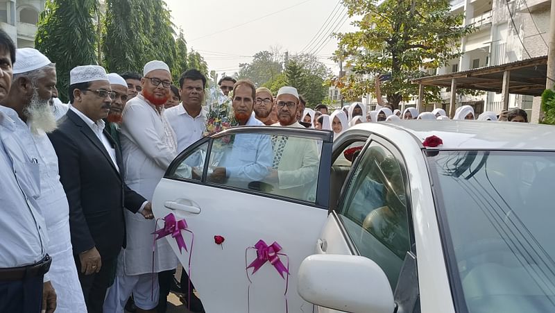 বিদায় সংবর্ধনা শেষে শিক্ষক লুৎফর রহমান সজ্জিত গাড়ি পর্যন্ত এগিয়ে দেন শিক্ষক-শিক্ষার্থীরা। আজ দুপুরে সখীপুর আবাসিক মহিলা কলেজের সামনে