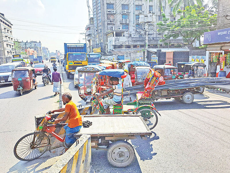 নিষেধাজ্ঞা অমান্য করে মহাসড়কে দেদার চলছে তিন চাকার যানবাহন। গতকাল দুপুরে ঢাকা-ময়মনসিংহ মহাসড়কের ছয়দানা এলাকায়