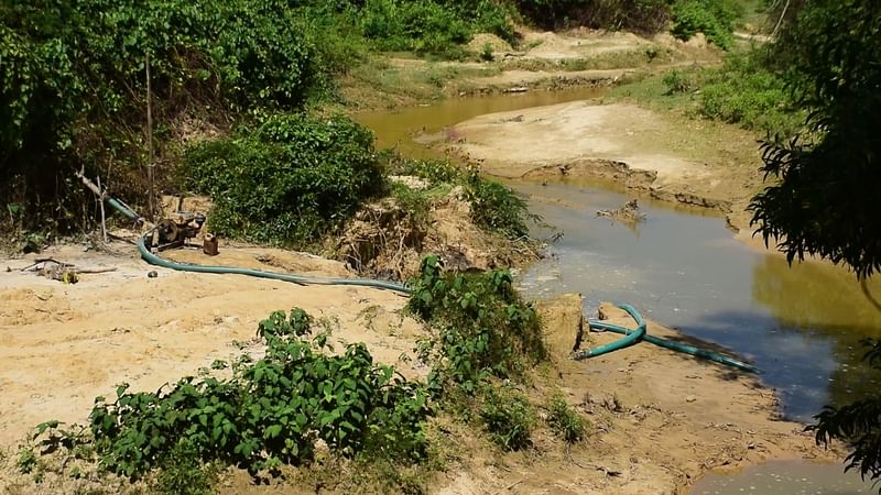 সাপ্রু খালের এক পাড়ে চট্টগ্রামের সাতকানিয়া, অন্য পাড়ে বান্দরবান। খালের সাতকানিয়া অংশে যন্ত্র বসিয়ে বান্দরবানের ভাগ্যকুল এলাকা থেকে বালু টেনে আনা হচ্ছে পাইপ দিয়ে। গত সোমবার দুপুরে তোলা। মংহাইসিং মারমা।