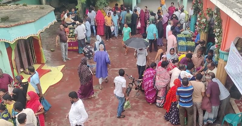 জয়পুরহাট শহরের সর্বজনীন কেন্দ্রীয় শিবমন্দিরে বসেছে ‘একটু সুখের বাজার’। সেখান তরিতরকারি কিনতে ভিড় করেন স্থানীয় লোকজন। গতকাল তোলা