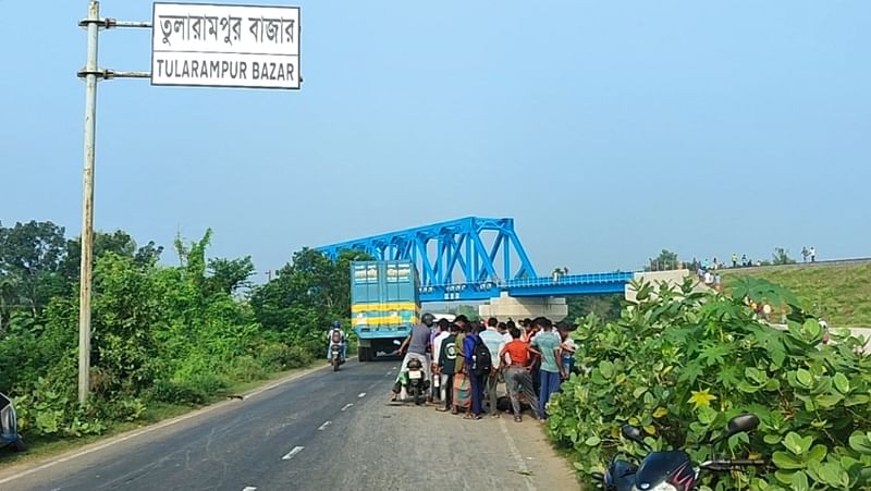 নড়াইল সদর উপজেলায় পিটুনিতে নিহত ব্যক্তিদের লাশ দেখতে ভিড় করেছেন স্থানীয় লোকজন। আজ বুধবার সকালে উপজেলার তুলারামপুরে