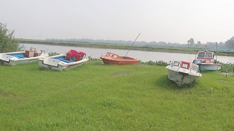 ক্ষমতার পালাবদলের পর ৫ আগস্ট থেকে কাজীরহাট-আরিচা নৌপথে স্পিডবোট চলাচল বন্ধ আছে। চলাচল বন্ধ থাকায় স্পিডবোটগুলো এভাবে কাজীরহাট নৌঘাট এলাকায় ফেলে রাখা হয়েছে