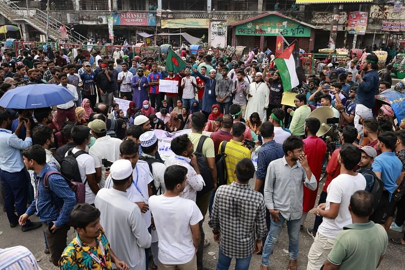 আলাদা বিশ্ববিদ্যালয়ের দাবিতে বিক্ষোভ করছেন সাত কলেজের শিক্ষার্থীরা। ৩০ অক্টোবর দুপুরে, রাজধানীর সায়েন্স ল্যাবরেটরি মোড়ে